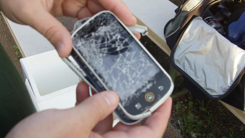 Сдать разбитые телефоны. Разбитый телефон. Сломался телефон. Разбитый кнопочный телефон. Поделки из сломанного телефона.